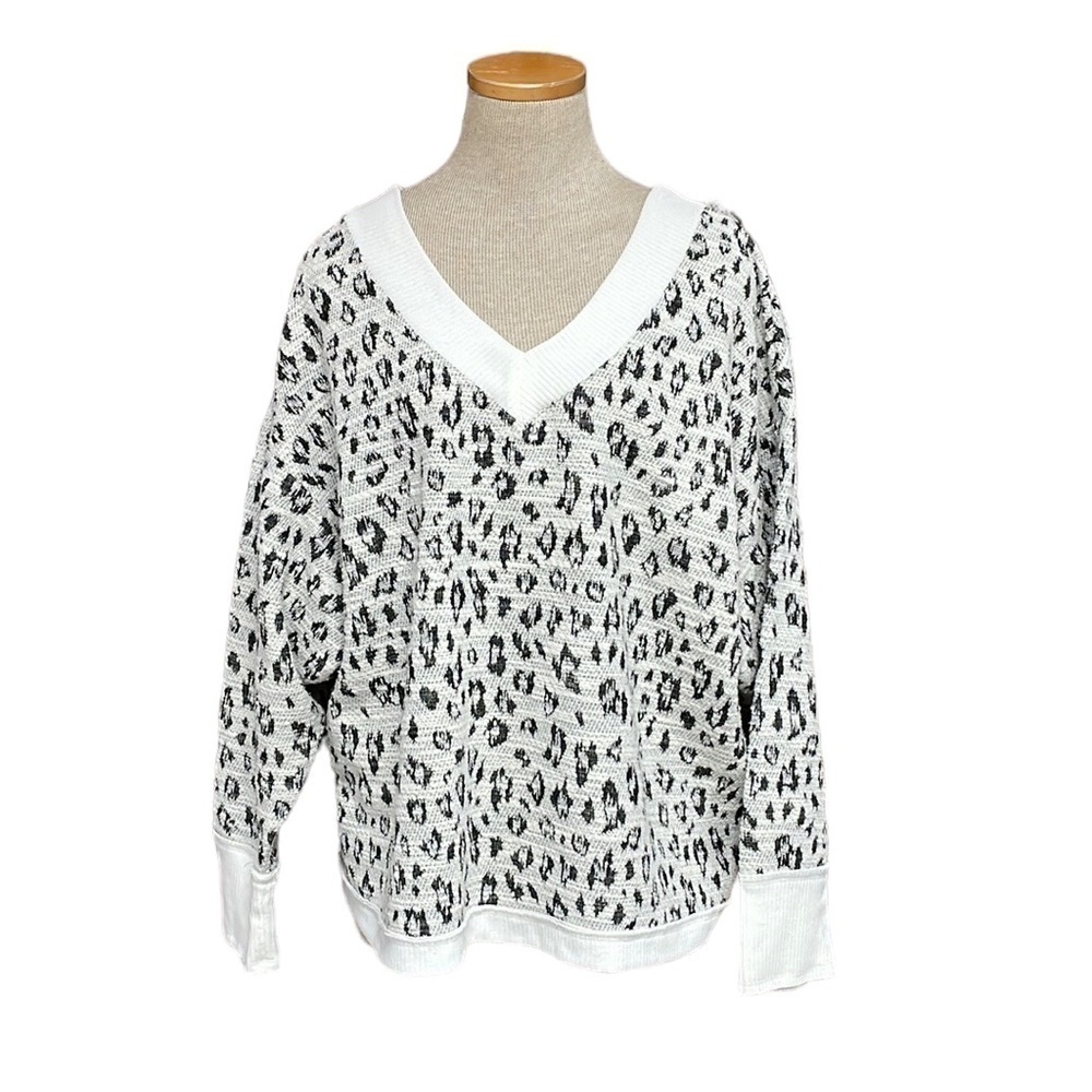 Vince Camuto Sweater Women’s X Large Grey White Leopard Print V-Neck Metallic